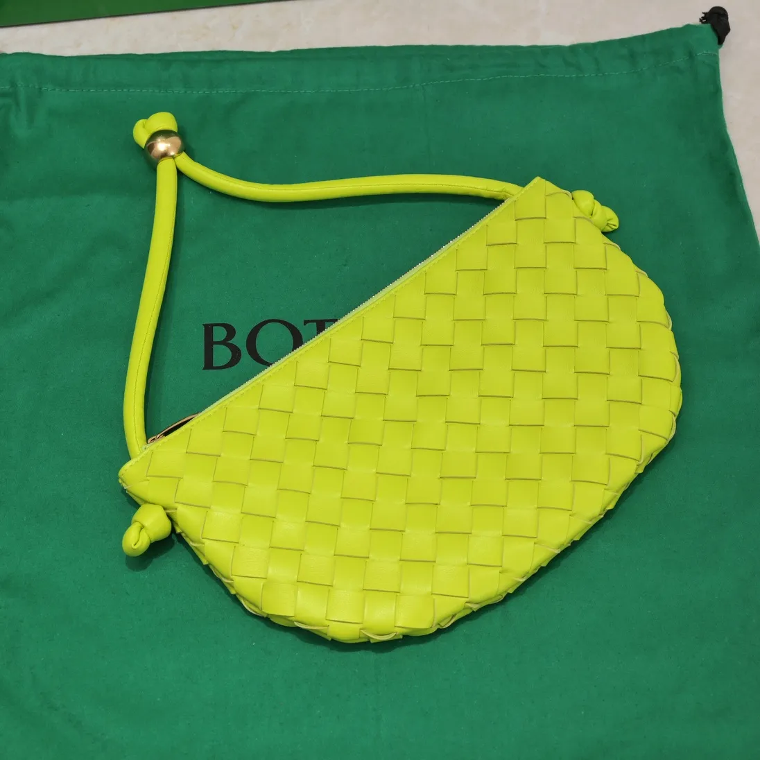 Batch 1220 BV has released new products. The small size TURN #recommended new hot style is still the classic woven logo that we can recognize at a glance. It is really a unique style that is familiar and unfamiliar! Made of sheepskin braiding, with beautiful gold beads on the shoulder straps for free adjustment. You can switch between the shoulder bag and the handbag at will. It has a concave and convex shape anytime and anywhere. It is a practical king with a unique personality. It also has the right color combination that can be sweet or salty. It is full of style. It is a beautiful summer catwalk style. Pull it out quickly. Small size: 29*3*19. Model: 6699-2#